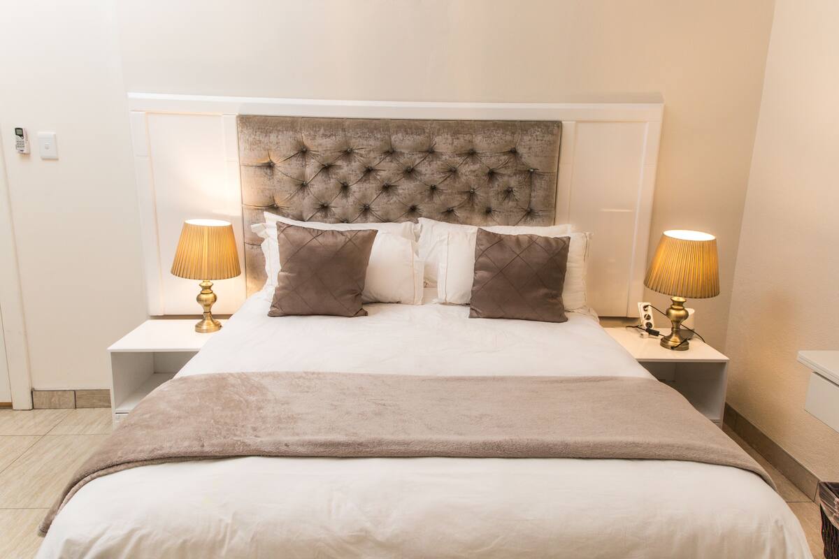 Premium bedding, in-room safe, desk, laptop workspace