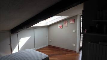 2 camere, culla da viaggio, Wi-Fi gratuito, lenzuola