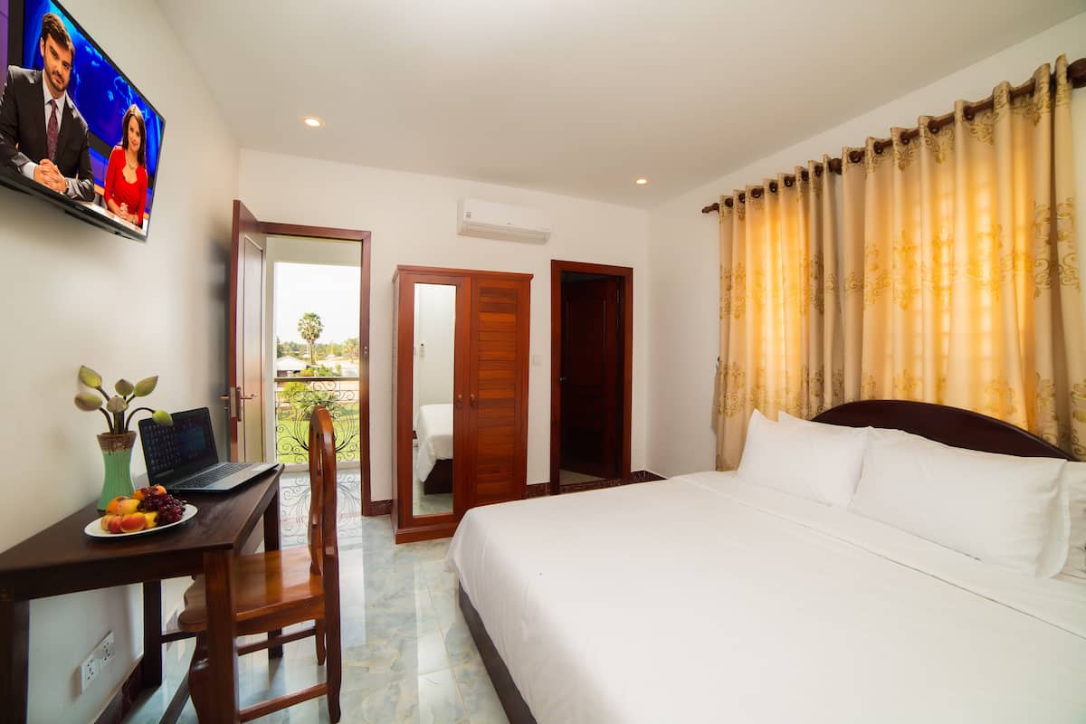 Deluxe Double With Balcony - Free Airport Pick Up | In-room safe, laptop workspace, iron/ironing board, free WiFi