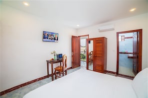 In-room safe, laptop workspace, iron/ironing board, free WiFi