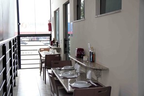 تناول الطعام داخل الغرفة