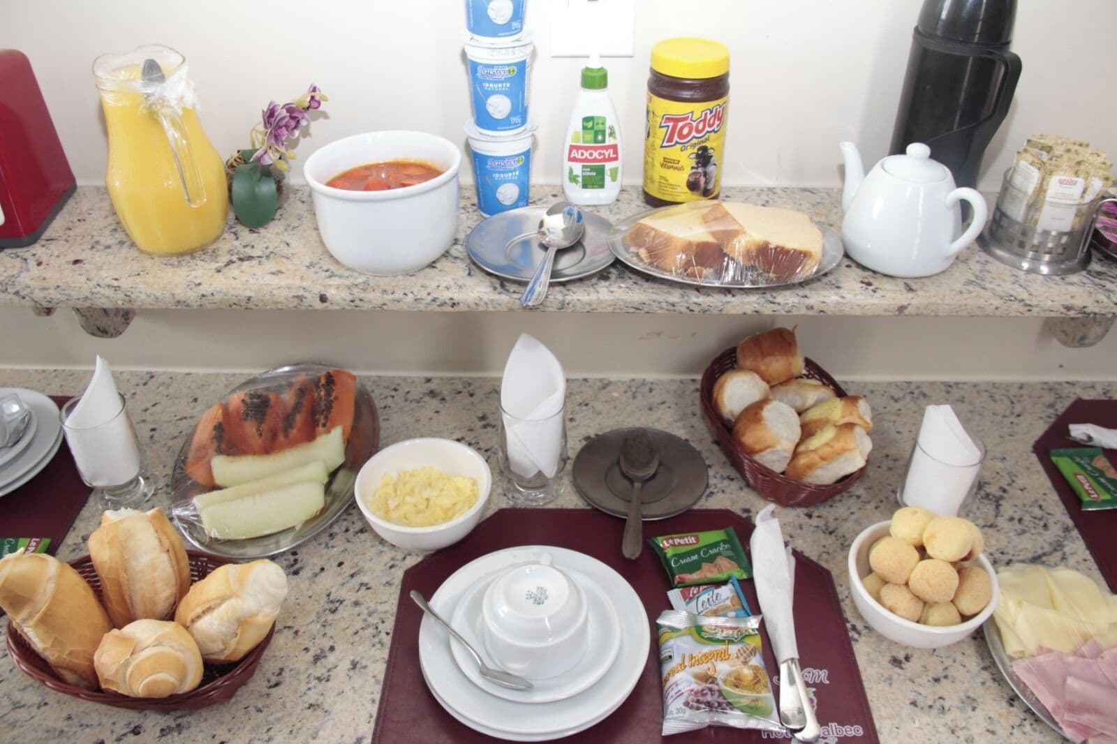 Un bufé de desayuno con diversos alimentos y acompañamientos.