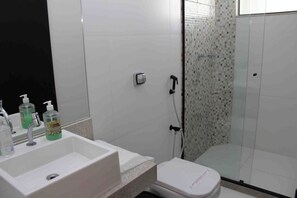 Shower, hair dryer, bidet, towels - Hotel Malbec (Aparecida)