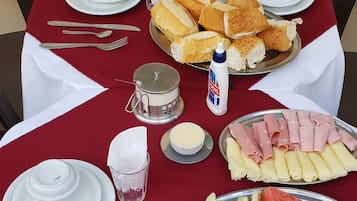 Petit déjeuner complet compris tous les jours