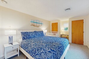 4 bedrooms, iron/ironing board, free Internet, bed sheets