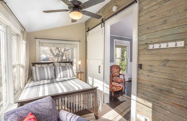 5 habitaciones, tabla de planchar con plancha y cuna de viaje 