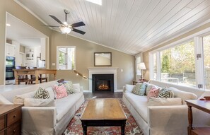 Smart TV, chimenea, libros y oficina 