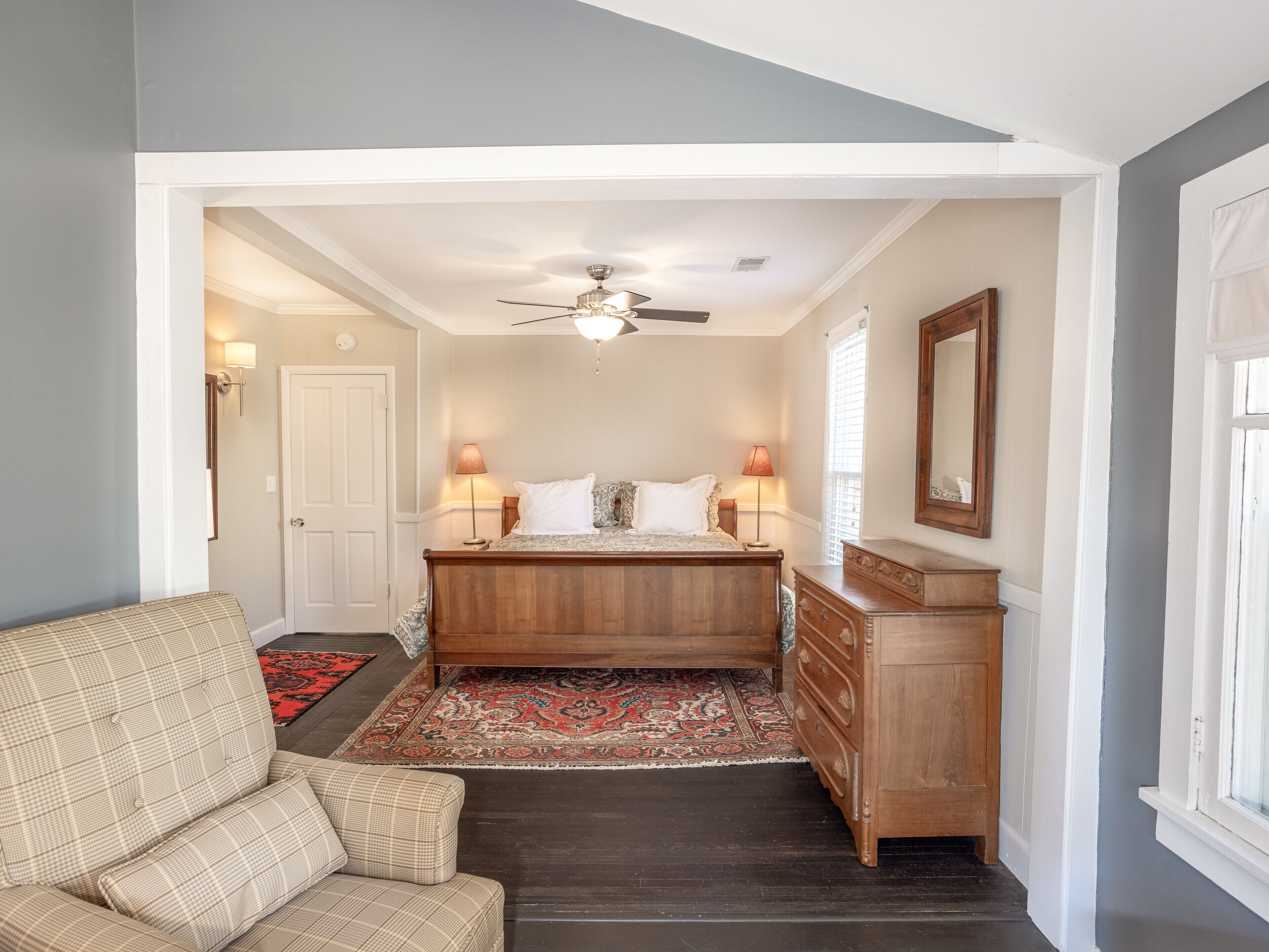 OPEN for HOLIDAYS!  In-Town Saugatuck Near Hikes, Bike Path, Wineries and Beach