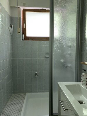 Dusj, hårføner, håndklær og toalettpapir