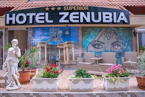 Property entrance - Hotel Zenubia (Hajduszoboszlo)
