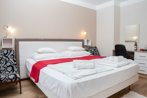 Premium bedding, memory foam beds, in-room safe, desk - Hotel Zenubia (Hajduszoboszlo)