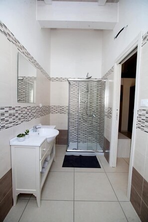 Shower, free toiletries, hair dryer, bidet - Casa Vacanze La Perla (Amantea)