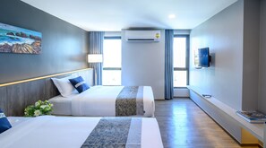 Deluxe Twin Room | Peralatan tempat tidur premium, bar mini, peti besi dalam bilik, meja