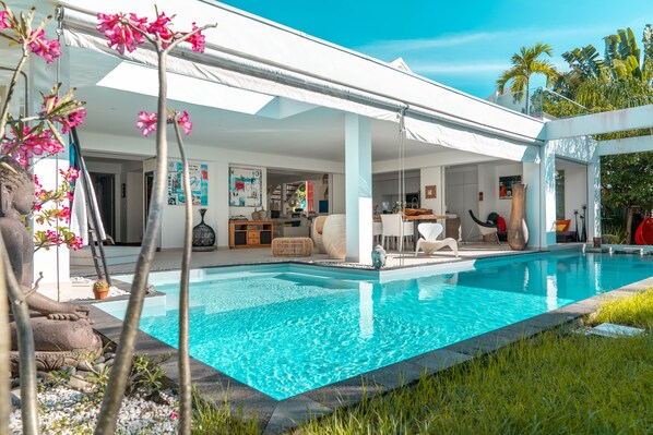 Outdoor pool - SUPERB LUXURY VILLA 10 MINUTES WALK FROM ANSE VINAIGRI BEACH (Le Gosier)