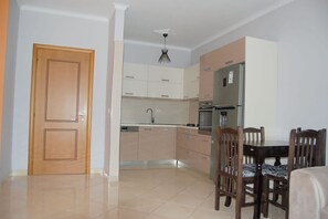 Desk, free WiFi, bed sheets - Marina Apartment Vlore (Vlorë)