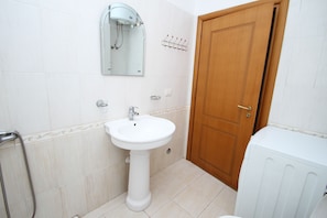 Apartment | Bathroom | Shower, bidet, towels, soap