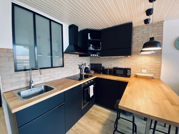 Réfrigérateur, micro-ondes, four, plaque de cuisson