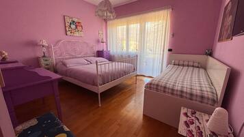 2 makuuhuonetta, silitysrauta/-lauta, vauvan matkasänky, ilmainen Wi-Fi