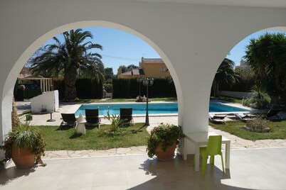 villa with private pool, 11 people, air conditioning located 200m from the beach