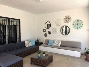 TV connectée, cheminée, table de tennis de table