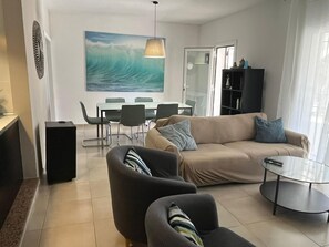 TV connectée, cheminée, table de tennis de table