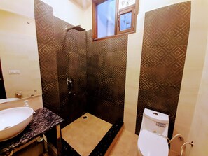 Ein Badezimmer mit Waschbecken, Toilette und Dusche.