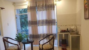 Classic Triple Room | Desk, blackout drapes, WiFi (free), bed sheets - Quán Cơm Bé Mai (Da Nang)