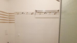 Basic Double Room Single Use | Bathroom | Slippers, towels - Quán Cơm Bé Mai (Da Nang)