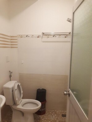 Basic Double Room Single Use | Bathroom | Slippers, towels - Quán Cơm Bé Mai (Da Nang)