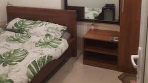 Basic Double Room Single Use | Desk, blackout drapes, WiFi (free), bed sheets - Quán Cơm Bé Mai (Da Nang)