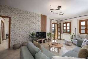 Smart-TV, Kamin, Videospiele, Bücher
