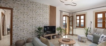 Ilys Home, a Country-chic Retreat with Pool & BBQ, Walking distance to amenities
