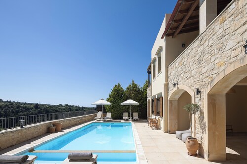 Ilys Home, a Country-chic Retreat with Pool & BBQ, Walking distance to amenities