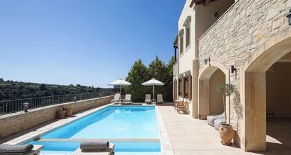 Ilys Home, a Country-chic Retreat with Pool & BBQ, Walking distance to amenities