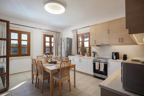 Ilys Home, a Country-chic Retreat with Pool & BBQ, Walking distance to amenities