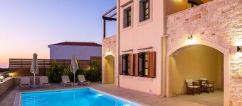 Ilys Home, a Country-chic Retreat with Pool & BBQ, Walking distance to amenities