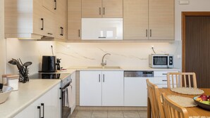 茶具/咖啡用具、冰箱、微波炉、烤箱