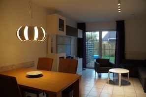 Fernseher, DVD-Player, Videothek, Stereoanlage