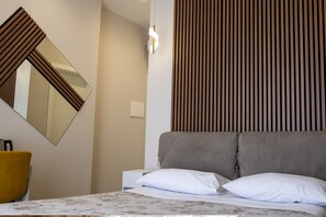 Doppia Superior, 1 letto queen, bagno privato, vista città (104) | 迷你吧、客房内保险箱、特色装修、办公桌