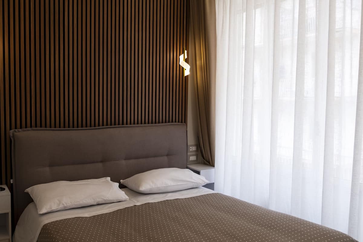 Doppia Superior, 1 letto matrimoniale, bagno privato, vista città (102) | Frigobar, cofres nos quartos, individualmente decorados, escrivaninha