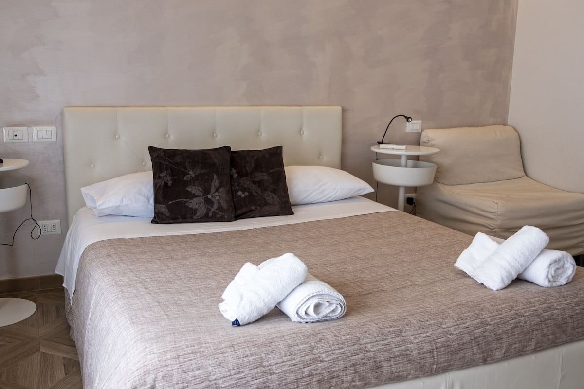Quarto casal luxo, banheiro privativo (Piazza d'Arezzo) | Frigobar, cofres nos quartos, individualmente decorados, escrivaninha