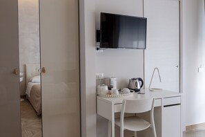 Deluxe-Doppelzimmer, eigenes Bad (Piazza d'Arezzo) | Fernseher