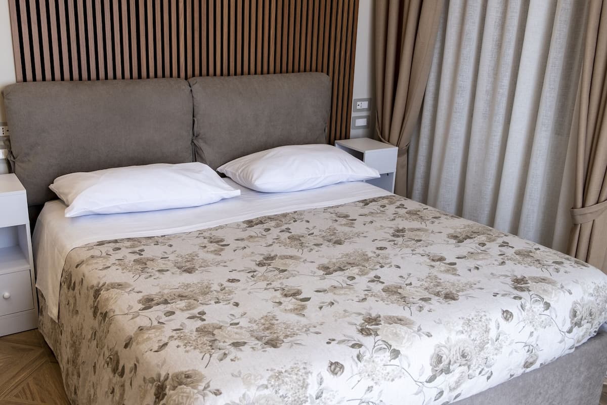 Doppia Superior, 1 letto queen, bagno privato, vista città (104) | Frigobar, cofres nos quartos, individualmente decorados, escrivaninha