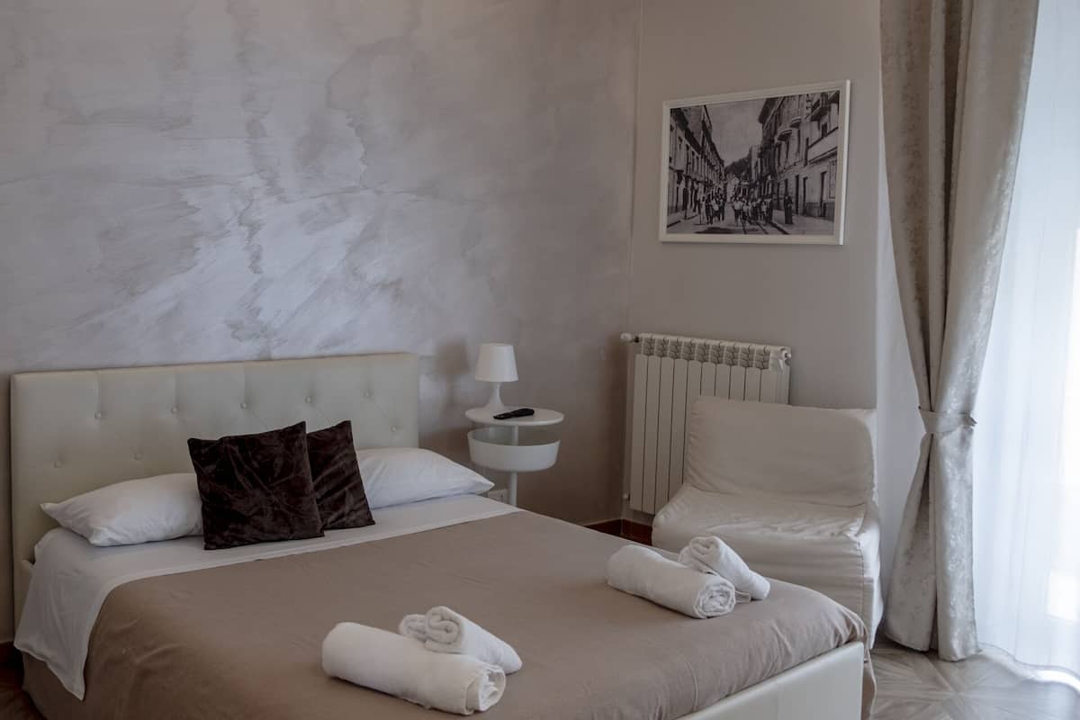 Quarto casal luxo, banheiro privativo, vista para a cidade (Corso Ettore Padovano) | Frigobar, cofres nos quartos, individualmente decorados, escrivaninha