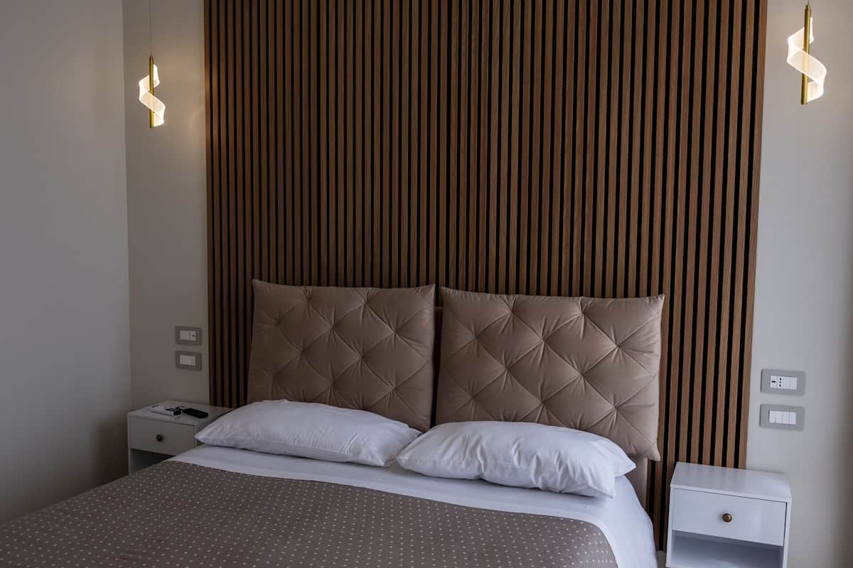 Doppia Superior, bagno privato, vista città (105) | Frigobar, cofres nos quartos, individualmente decorados, escrivaninha