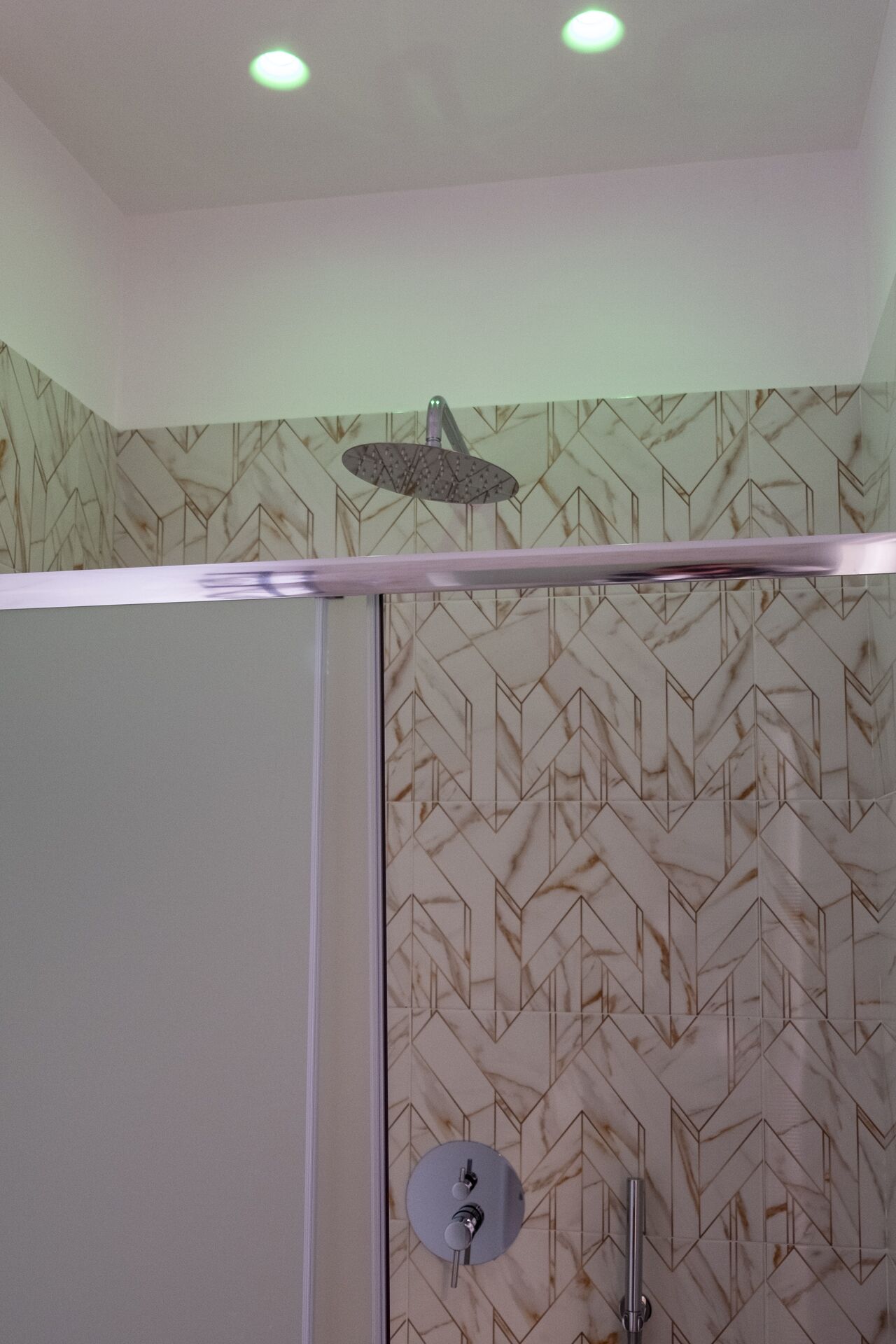 Une salle de bain avec une douche, des toilettes et un lavabo.