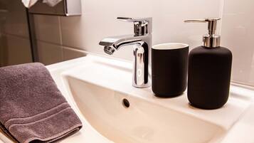 Douche, sĂšche-cheveux, serviettes fournies, savon