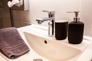 Douche, sèche-cheveux, serviettes fournies, savon