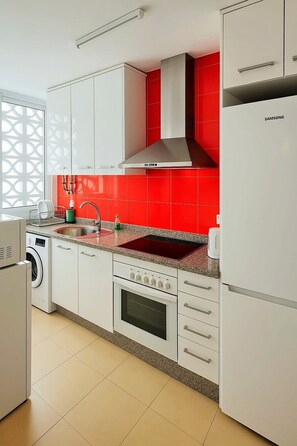 Geladeira, micro-ondas, fogão, cooktop