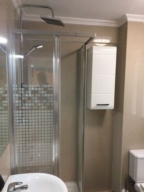 Douche, sèche-cheveux, serviettes fournies, savon